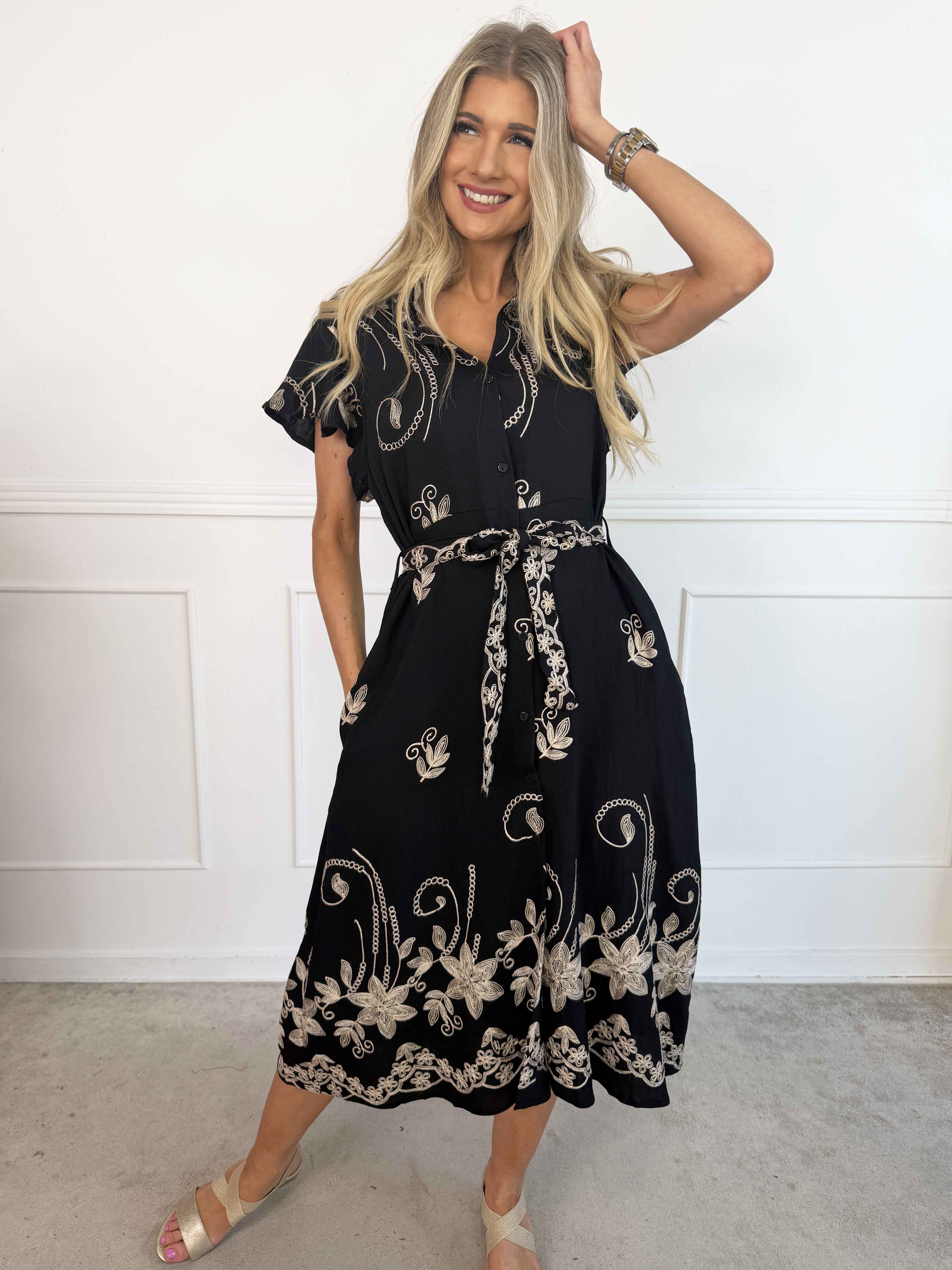 Marianne - Skjortklänning i viskos med broderade detaljer och volangärmar.